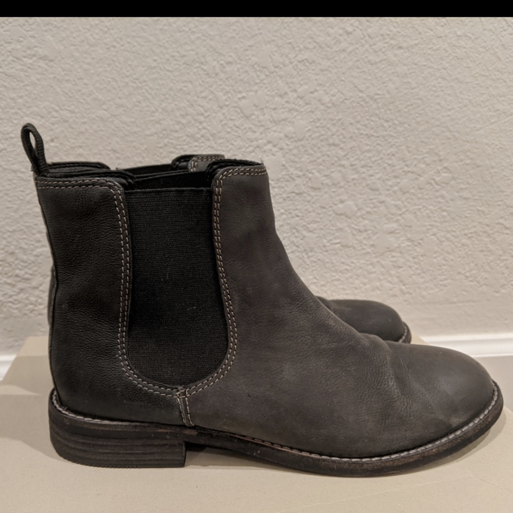 Clarks Chelsea Boot - Picture 2 of 4